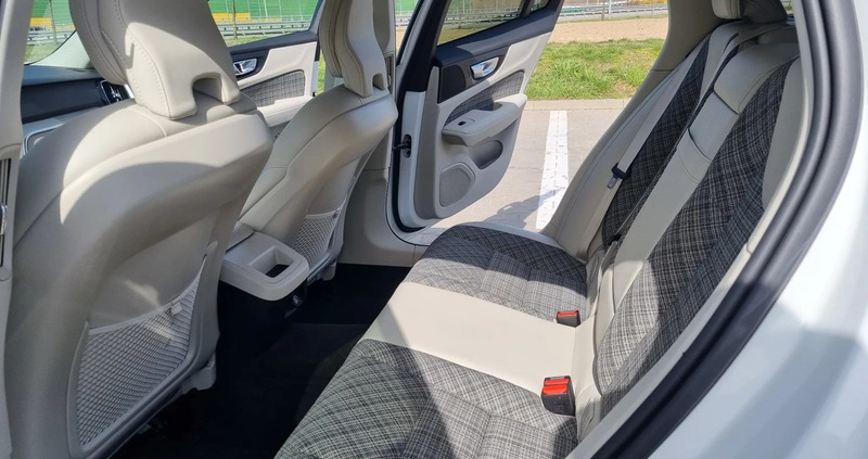 Volvo V60 Cross Country cena 114999 przebieg: 157000, rok produkcji 2019 z Otmuchów małe 379